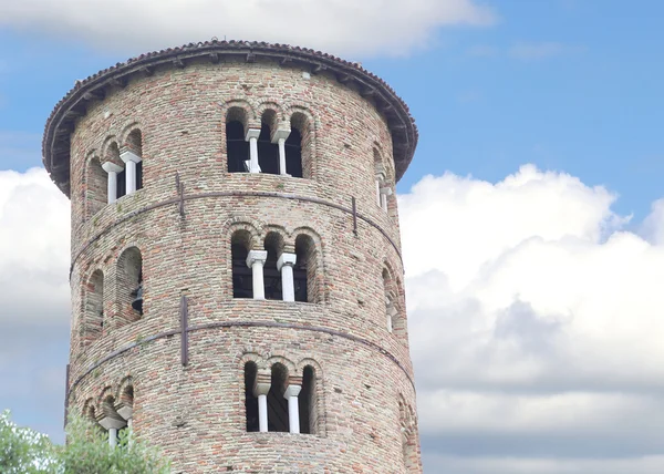 Antico Campanile di Sant'Apollinare in Classe vicino alla città o — Foto Stock