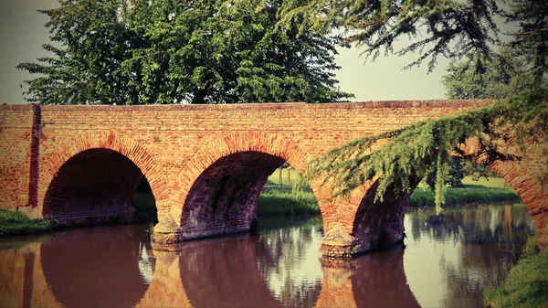 Middeleeuwse brug gemaakt van rode baksteen — Stockfoto