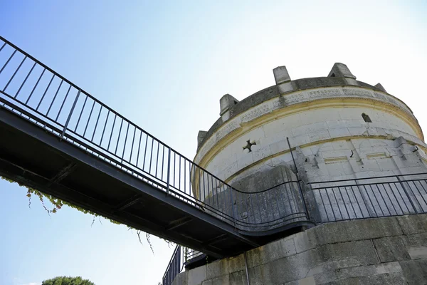 Suspension bridge to visit the famous Mausoleum of Theodoric in — Stock Photo, Image