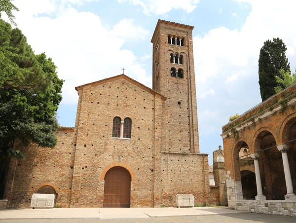 Façade de l'église dédiée à saint François d'Assise à Ita — Photo