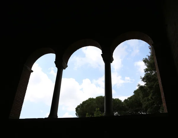 Łukowe okna i małe kolumny na fasadzie starożytnych chu — Zdjęcie stockowe