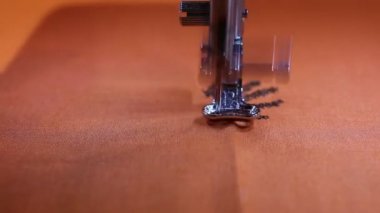 Süre kırmızı zemin üzerine nakış dikiş makinesi