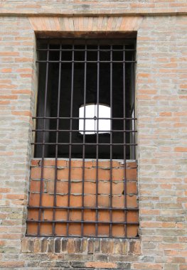 Demir çubuklar ve kırık gl ile terk edilmiş bir evde kırılan pencere