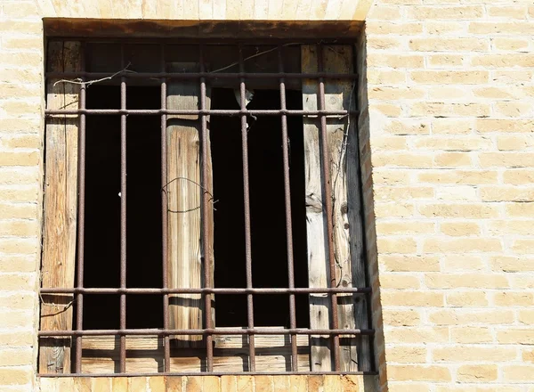 Jendela dari rumah yang ditinggalkan dengan batang besi — Stok Foto