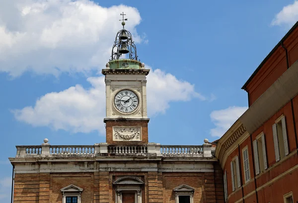 Klokkentoren in Piazza del Popolo in de stad Ravenna in Italië — Stockfoto