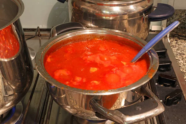 Casserole pleine de sauce tomate rouge dans la cuisine — Photo