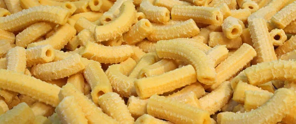 Pasta fresca secca con maccheroni gialli — Foto Stock