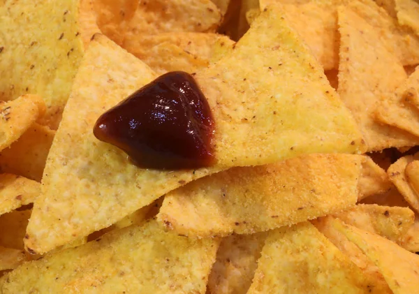 Achtergrond van geurende gele tortilla chips met saus dip — Stockfoto