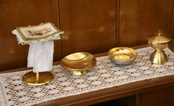 Cálice dourado e paten para a Sagrada Comunhão durante a missa cere — Fotografia de Stock