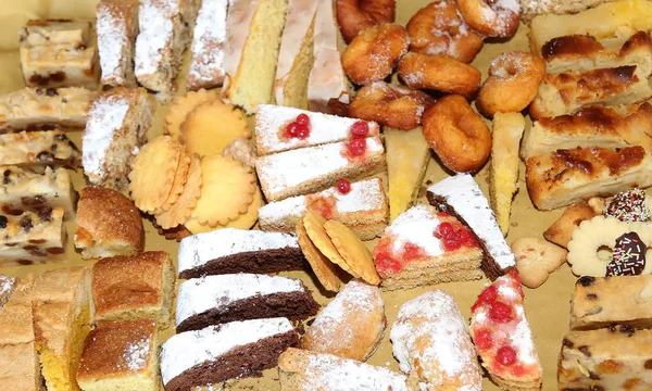 Molte fette di torta e pasticcini in vendita nel panificio — Foto Stock