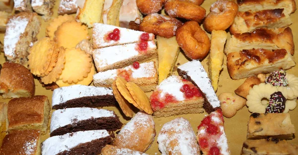 Molte fette di torta e pasticcini in vendita — Foto Stock