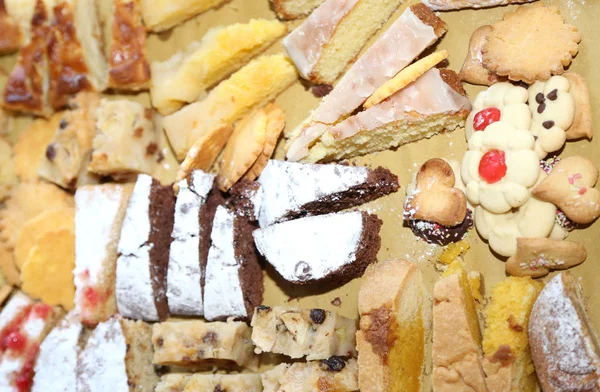 Домашнее печенье и вкусные ломтики торта — стоковое фото