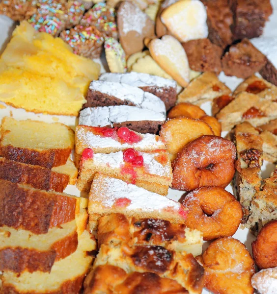 Pasteles y rebanadas de pastel durante la fiesta de cumpleaños — Foto de Stock