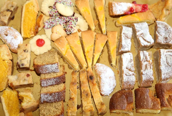 Pastelaria e fatias de bolo para venda i — Fotografia de Stock