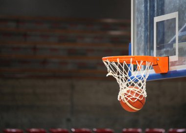 basketbol oyun sırasında sepetteki