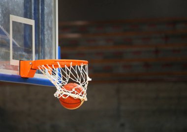 büyük çekim ve basketbol oyun sırasında sepetteki