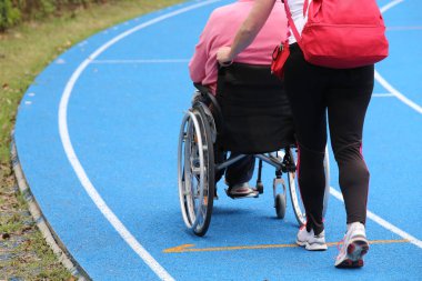 Hareketlilik tekerlekli spor e sırasında atletik yolda