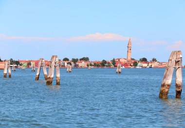 Adriyatik Denizi ve küçük Burano Adası ile renkli evleri
