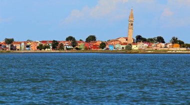 tekne ile Burano adası manzarası