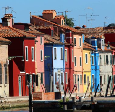 Burano Adası Venedik İtalya yakınındaki kanalda renkli evler