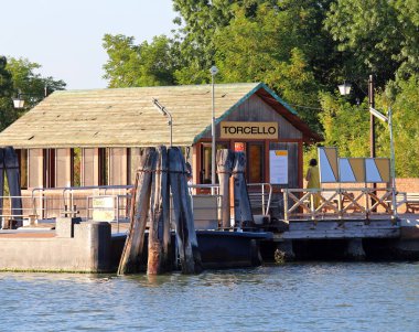 Gemiyi durdurup Torcello içinde Venedik yakınındaki küçük bir ada feribot