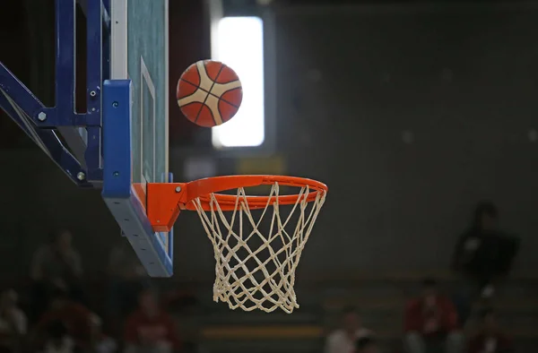 Basketball while enters in the basket — Stock Photo, Image