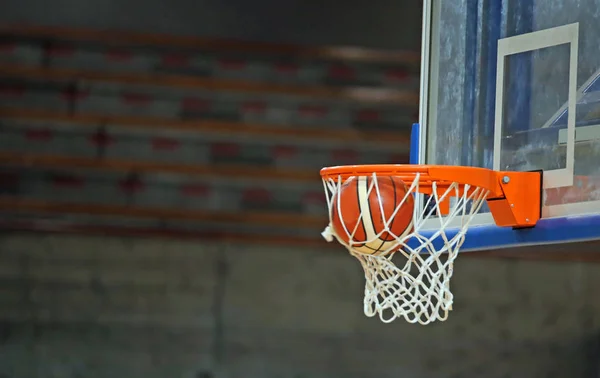 Basketball while enters in the basket — Stock Photo, Image