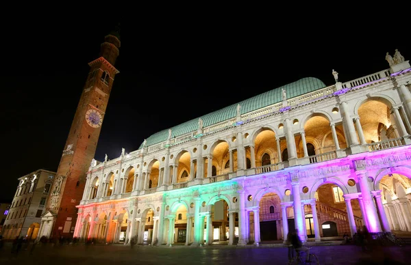 Gran edificio antiguo iluminado con luces de colores en el histo — Foto de Stock