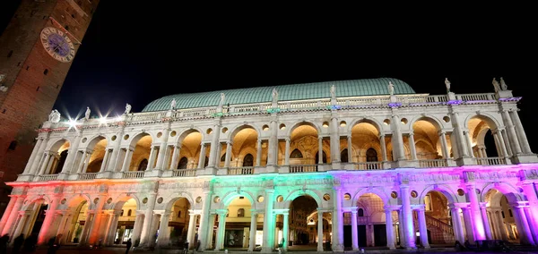 カラフルで照らされた建築のアーチと古い建物 — ストック写真