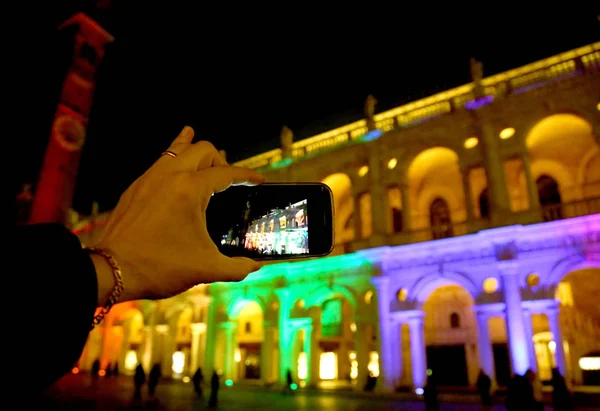 Мальчик во время съемки со смартфоном исторического дворца в Москве — стоковое фото