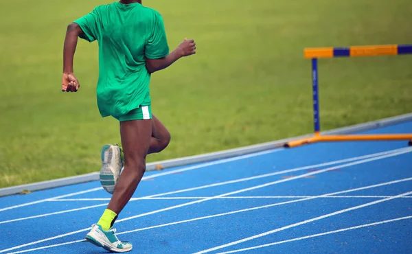 Afryki sportowca podczas wyścigu Hurdling — Zdjęcie stockowe