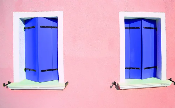 Duas janelas fechadas em casa colorida na ilha de Burano nea — Fotografia de Stock