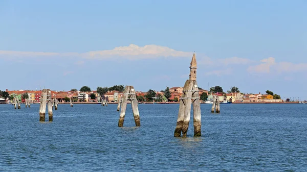 Adriatische zee en de Bell tower van Burano een eiland in de Venet — Stockfoto