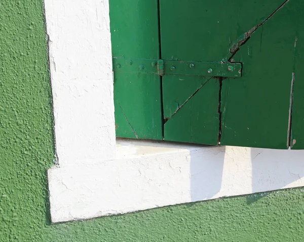 Venedik Burano adası bir evde yeşil balkon — Stok fotoğraf