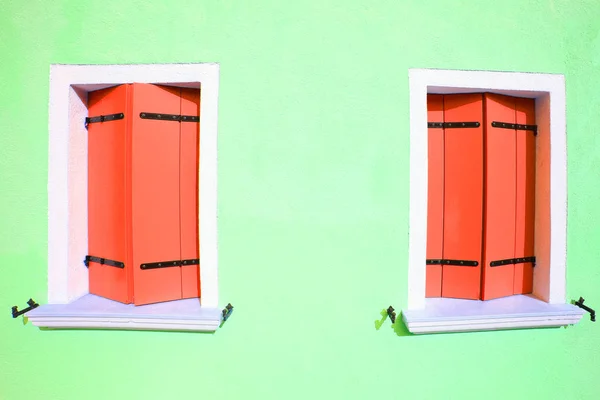 Dvě okna v barevné dům na ostrově Burano v v — Stock fotografie