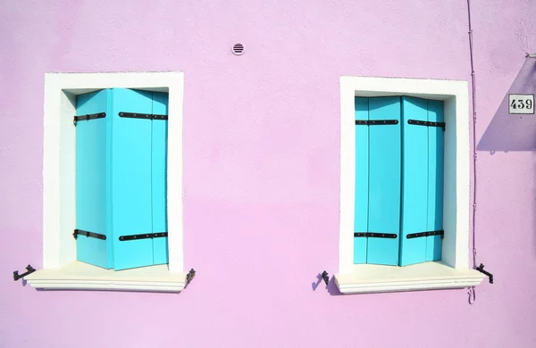 Duas janelas fechadas em casa colorida na ilha de Burano em — Fotografia de Stock