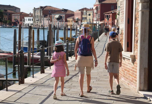 Família com a mãe e duas crianças andando na ilha de Murano — Fotografia de Stock