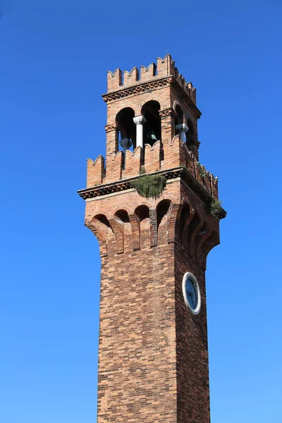 Campanario en la isla de Murano cerca de Venecia en el norte de Italia — Foto de Stock