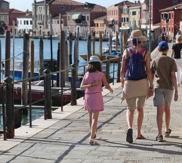 Mom and two children walking on the island of Murano near Venice — Stock Photo, Image