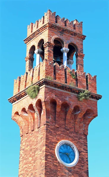 Antiga torre sineira na ilha de Murano, perto de Veneza — Fotografia de Stock