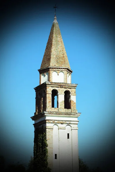 Torre sineira na ilha de Burano com vinheta e formiga colorida — Fotografia de Stock