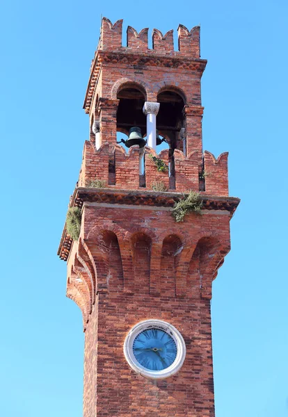 Starověké zvonička na ostrově Murano poblíž Benátky — Stock fotografie