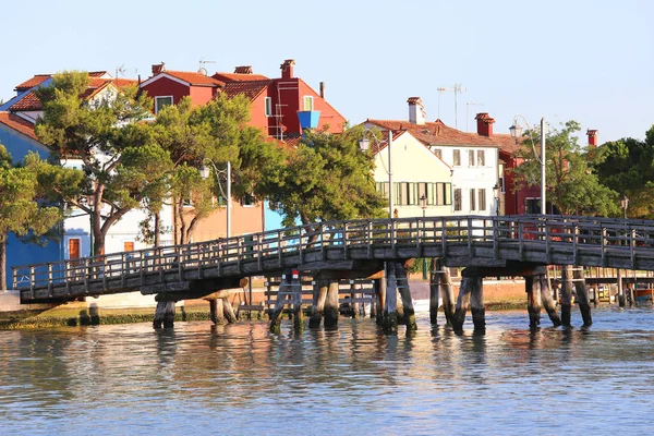 Puente largo de madera cerca de la isla de Mazzorbo en el norte de Italia —  Fotos de Stock