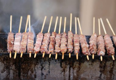 Mangal üzerinde pişmiş kuzu lezzetli Kebap