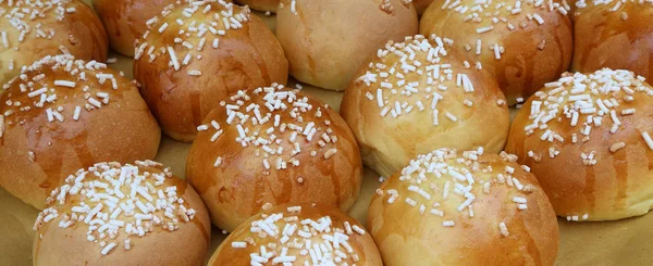 Uitstekende zachte en lekkere desserts met korrels suiker te koop — Stockfoto