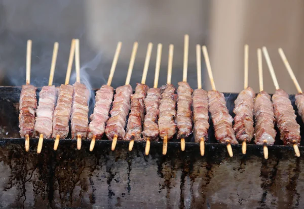 Heerlijke kebabs van lamsvlees gekookt op de brazier — Stockfoto