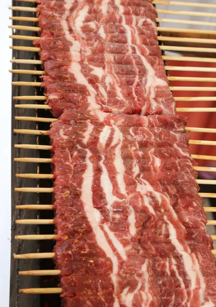 Heleboel vleesspiesen van lamsvlees gekookt op de brazier — Stockfoto