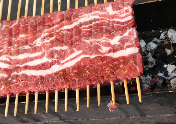 Spiedini crudi di carne di agnello cotti sulla griglia durante il v — Foto Stock