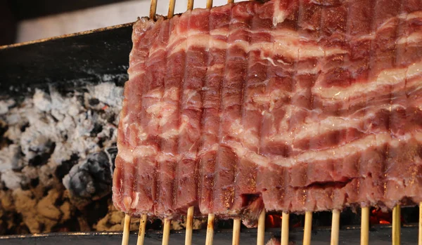 Heleboel vleesspiesen van lamsvlees gekookt op de grill — Stockfoto