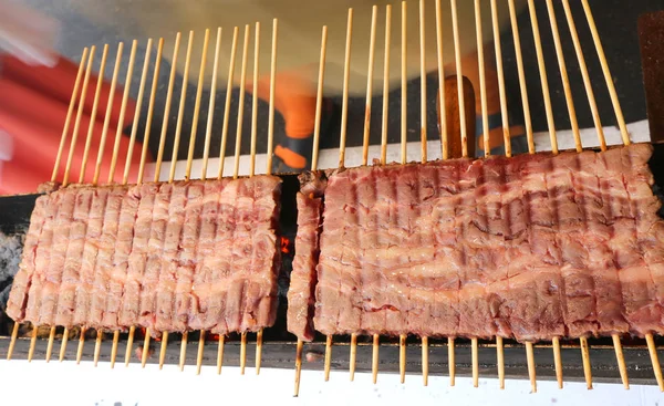Vleesspiesen van lamsvlees gekookt op de grill in de straat — Stockfoto
